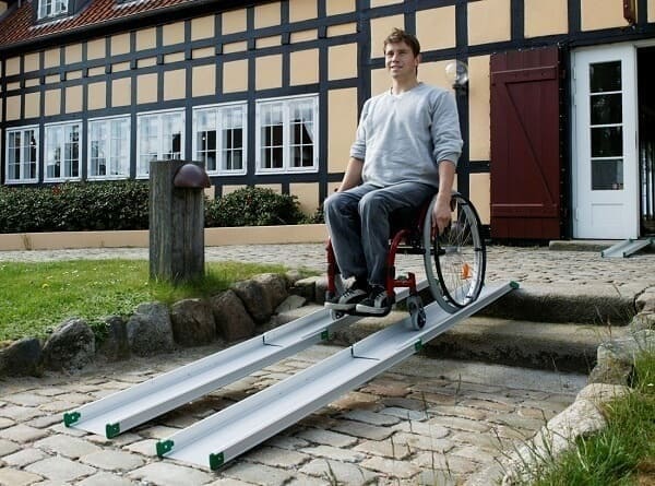 Пандус для людей з інвалідністю